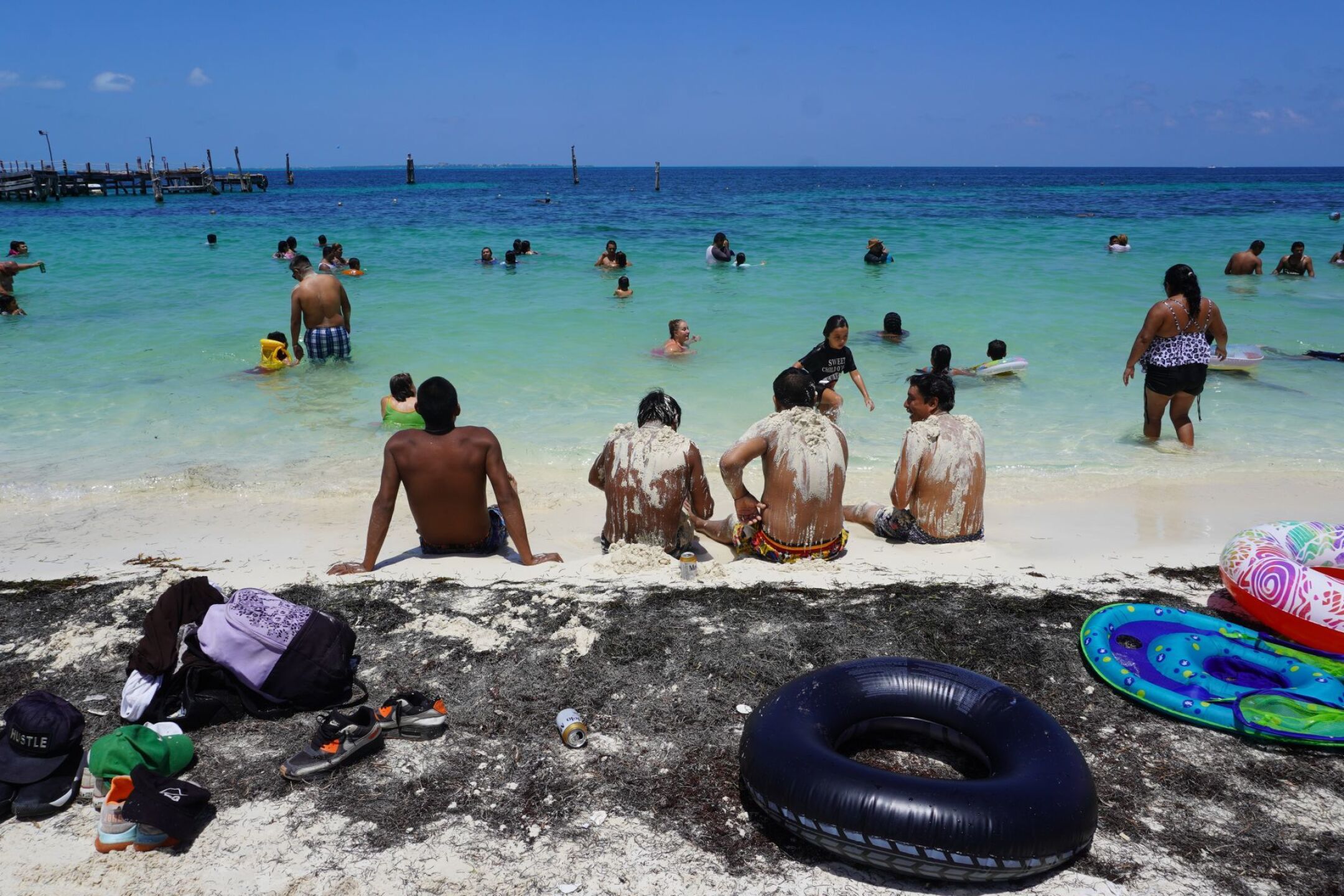La Playa Tortugas se encuentra atestada de turistas en el marco de la vacaciones de verano.