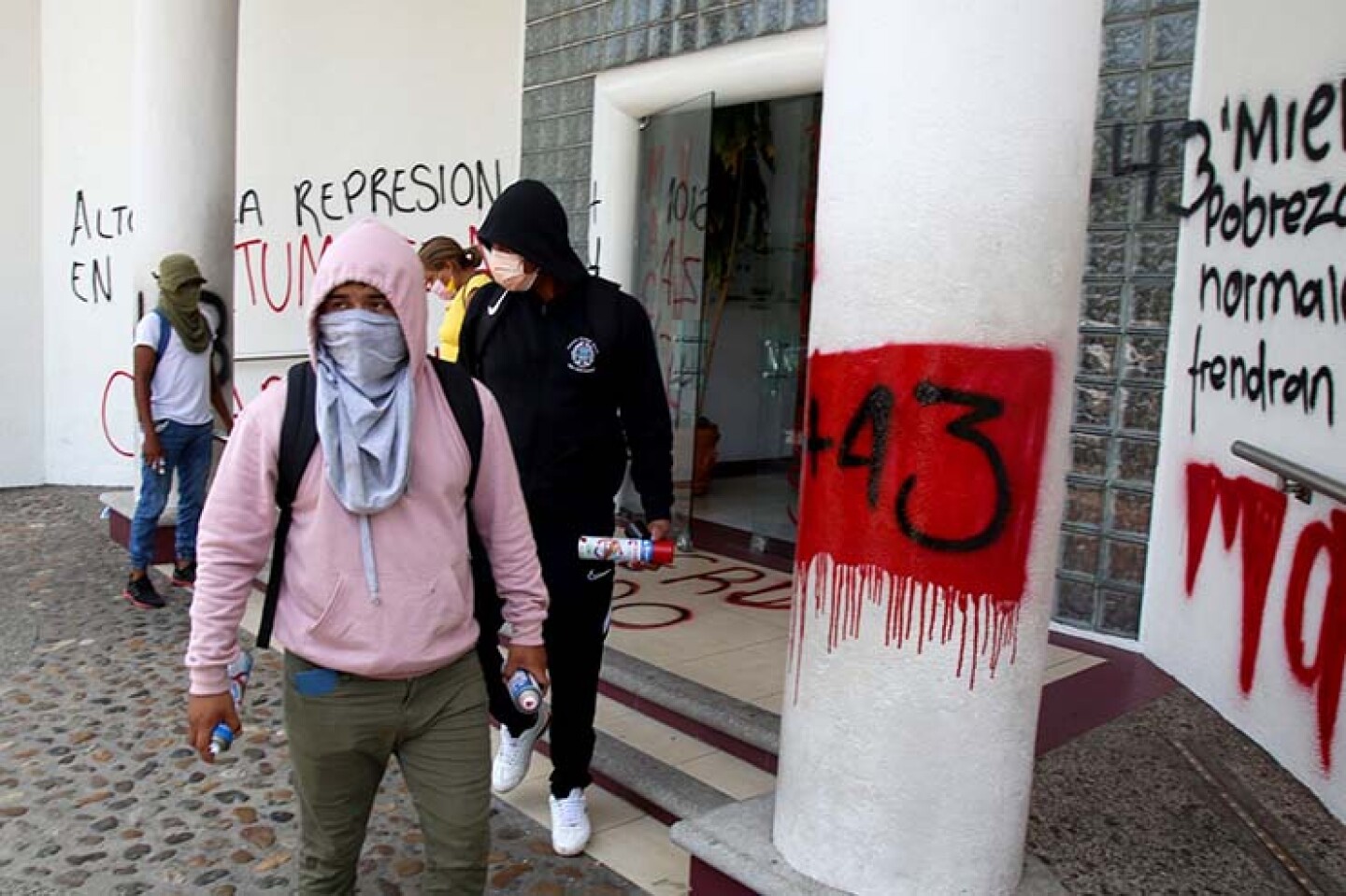 Los normalistas de Ayotzinapa se manifestaron en la Fiscalía de Acapulco.