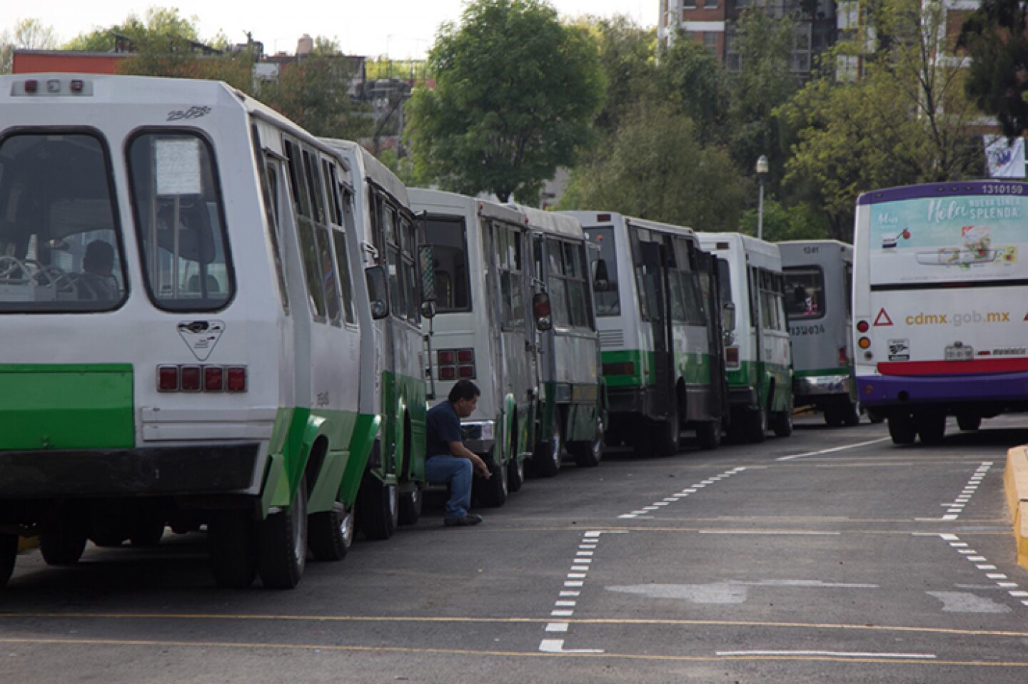 CIUDAD DE MÉXICO, 31DICIEMBRE2016.- Tras el aumento que sufrirá la gasolina a partir del día de mañana, el transporte público, entre microbuses y taxis, se verá encarecido a lo largo de la ciudad. FOTO: GALO CAÑAS /CUARTOSCURO.COM