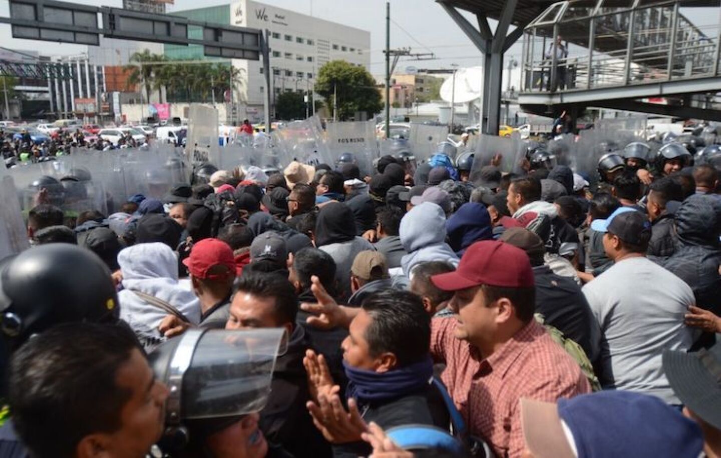 CIUDAD DE MÉXICO, 12NOVIEMBRE2019.- Policías Federales se manifestaron desde temprano en las inmediaciones de la Terminal 1 del Aeropuerto Internacional de la Ciudad de México "Benito Juárez", los inconformes se oponen a integrarse a la Guardia Nacional y piden se les indemnice ya que también han rechazado las otras ofertas laborales que el gobierno federal les ha ofrecido. Durante el día se suscitaron varios enfrentamientos, tanto federales como policías citadinos retuvieron a miembros de ambos lados que fueron liberados tras un diálogo entre los dirigentes de los federales y el titular de la SSC, Omar Harfuch. Cuando los inconformes intentaron bloquear los carriles centrales de Circuito Interior los elementos capitalinos los dispersaron con gas lacrimógeno, que volvió a desatar los empujones y gritos, al momento se encuentran replegados a un costado del aeropuerto. FOTO: ARMANDO MONROY /CUARTOSCURO.COM