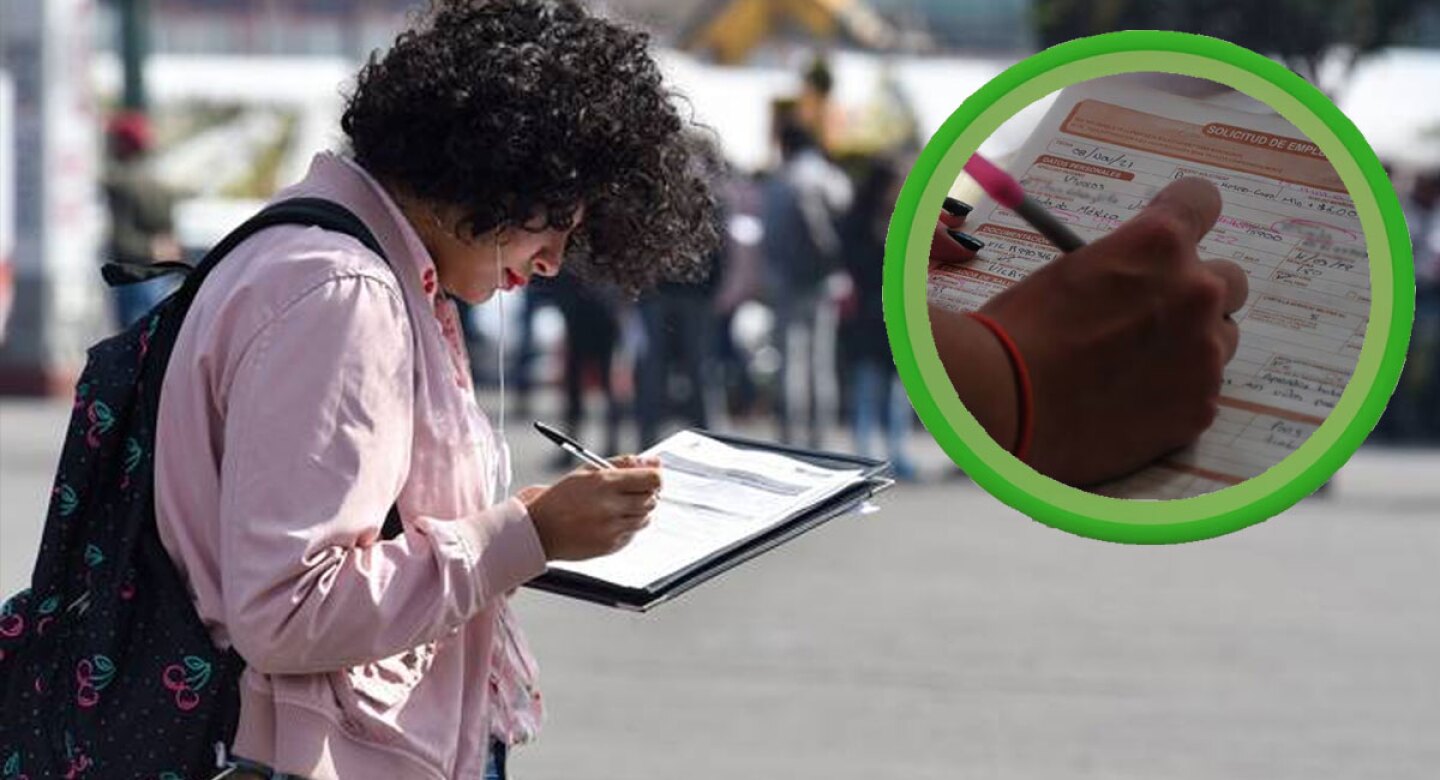 Foto de una mujer llenando una solicitud de empleo