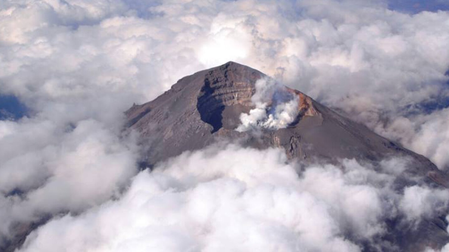 volcan-popocatepetl-ceniza-volcanica-mexico-puebla