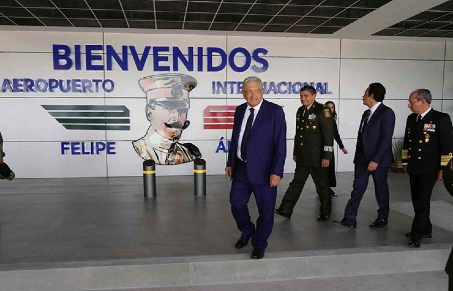 Andrés Manuel López Obrador, Presidente de México, pasa por un anuncio de bienvenida del Aeropuerto Internacional Felipe Ángeles.