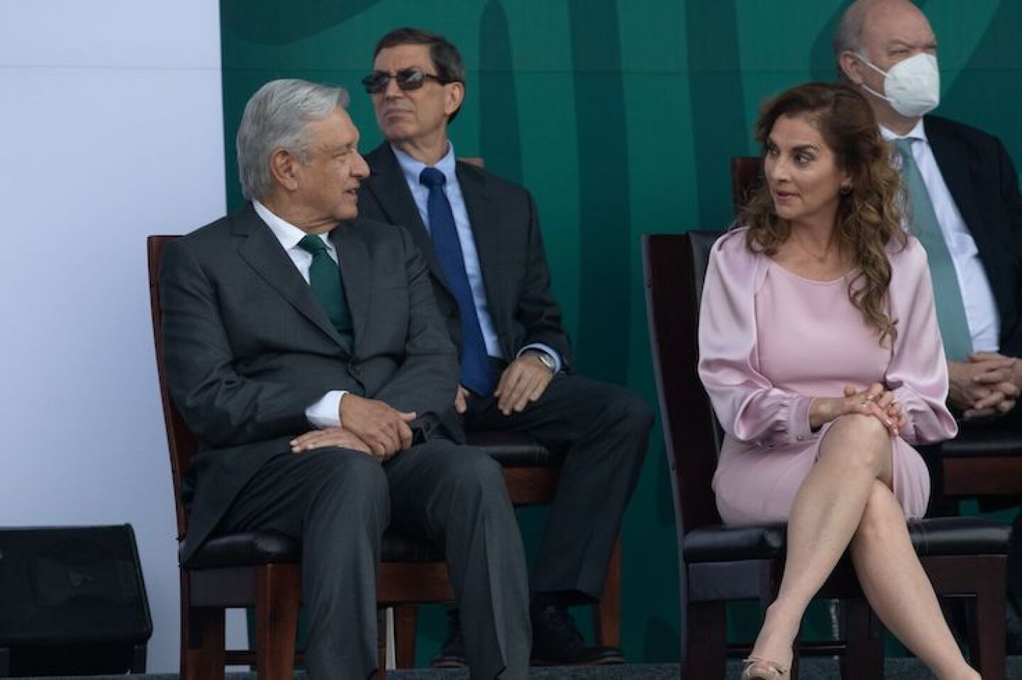 Andrés Manuel López Obrador, Presidente de México, encabezó la parada militar por la conmemoración de los 211 años del Grito de la Independencia, en el Zócalo. Lo acompañó, su esposa Beatriz Gutiérrez Müller.