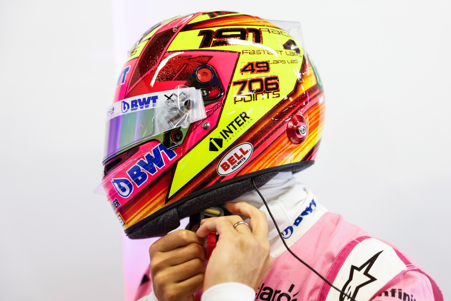 Nuevo casco en última carrera de 'Checo' Pérez