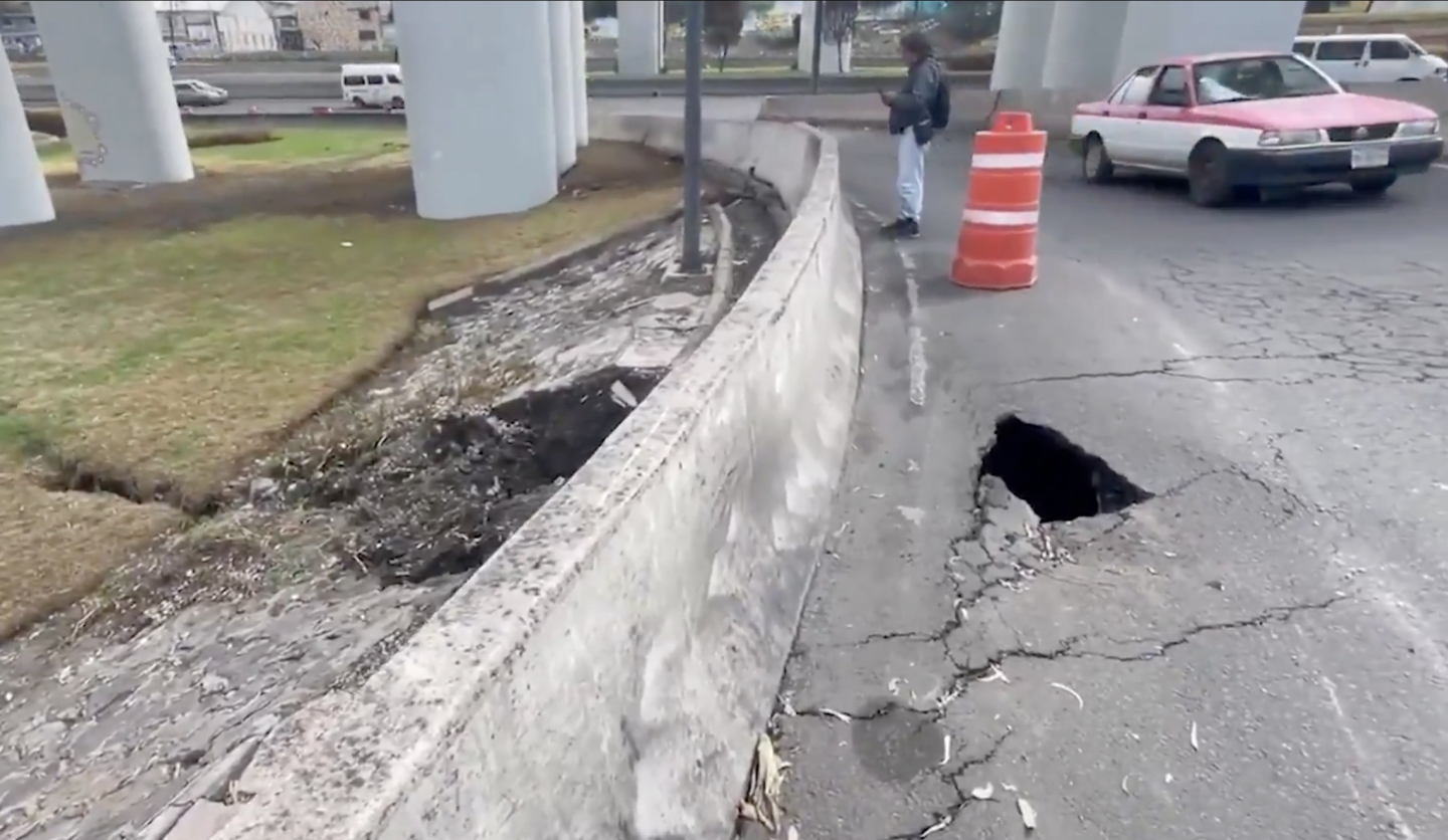 Grieta se formó bajo el Puente de la Concordia