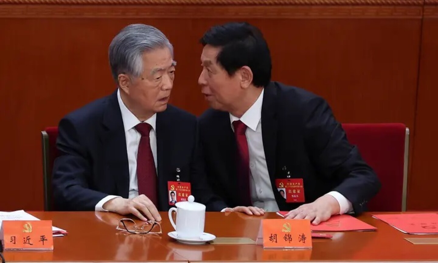 hu_jintao_discutió_sobre_documentos_oficiales_antes_de_ser_escoltado_fuera_del_congreso