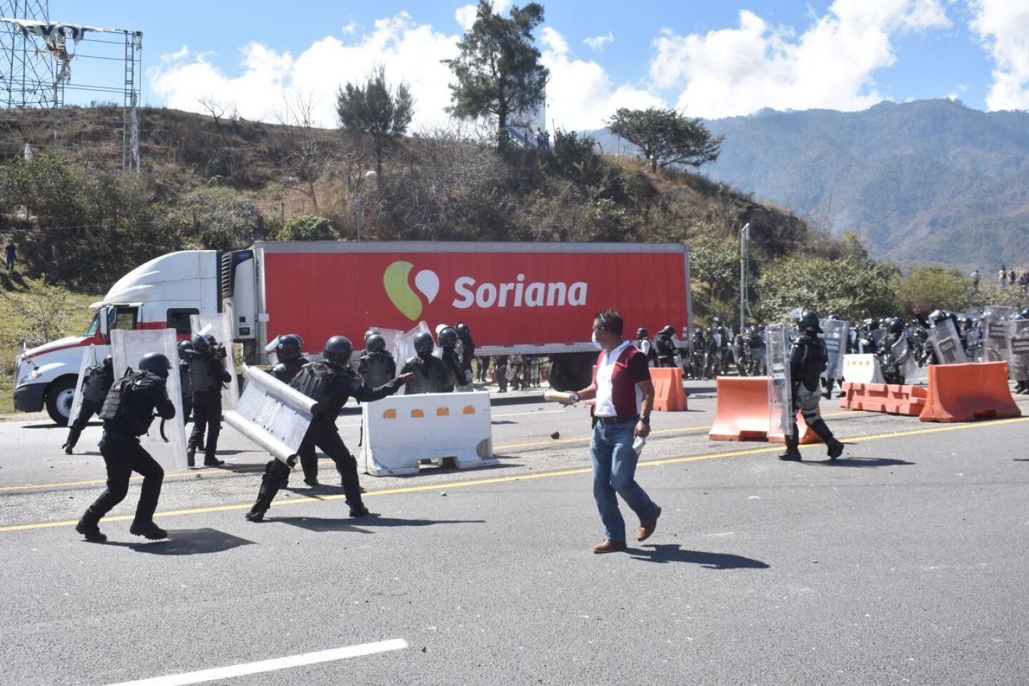 Un tráiler de carga comercial fue estrellado luego del enfrentamiento entre estudiantes de Ayotzinapa y elementos de la Guardia Nacional (GN), en la caseta de Palo Blanco.