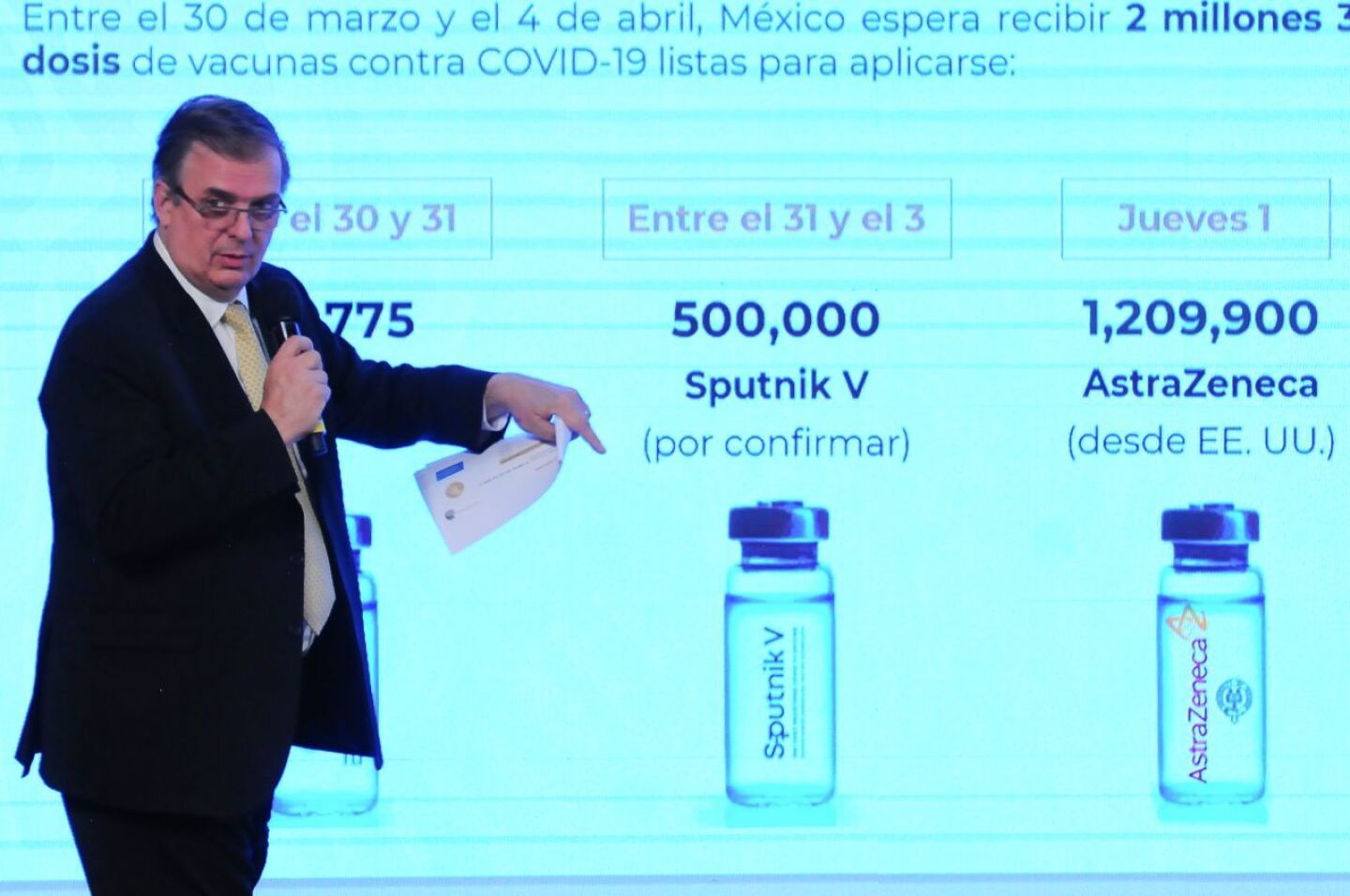 Marcelo Ebrard, canciller mexicano, muestra la próxima llegada de vacunas contra el Covid-19.