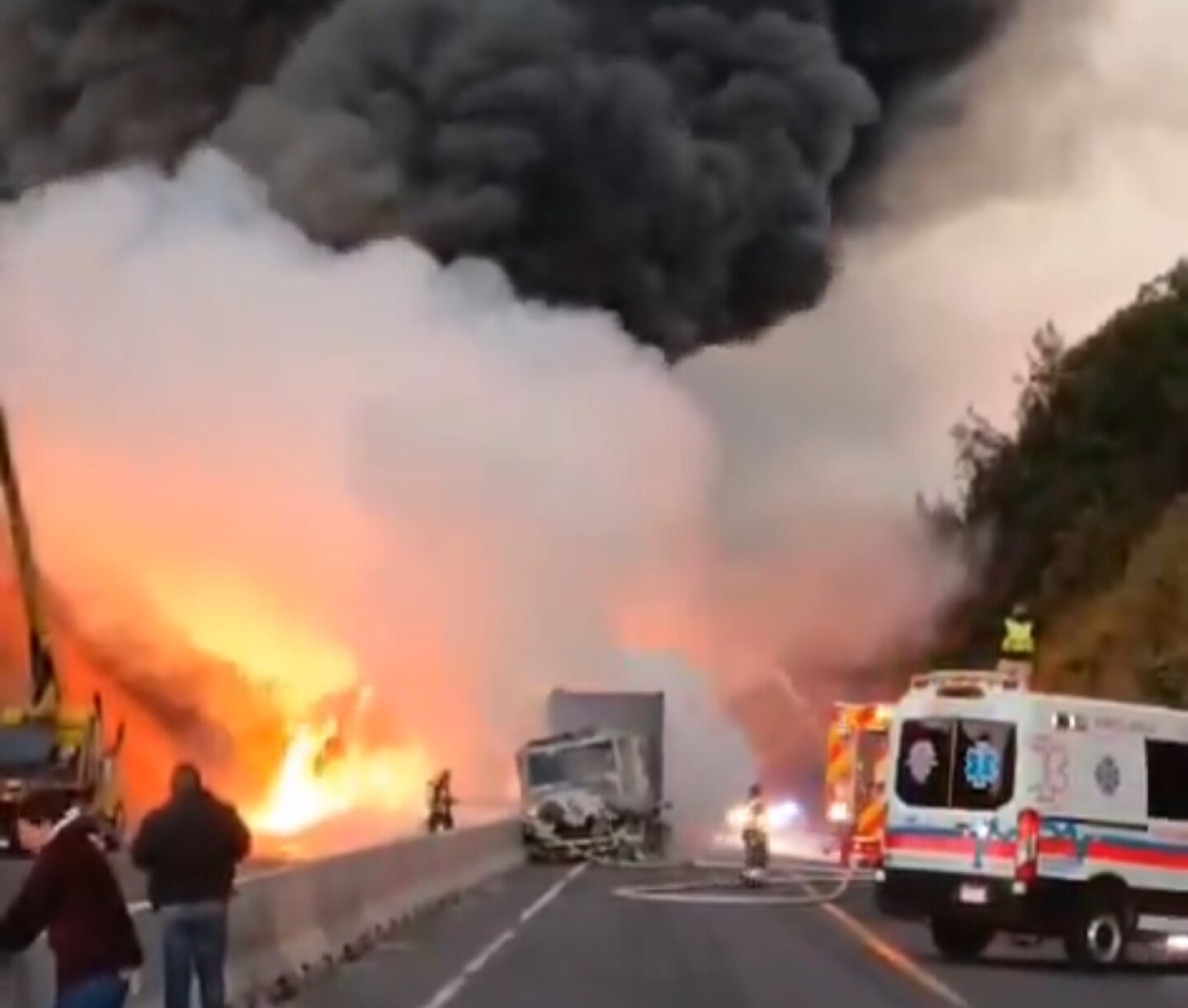 Incendio de tráiler autopista siglo XXl
