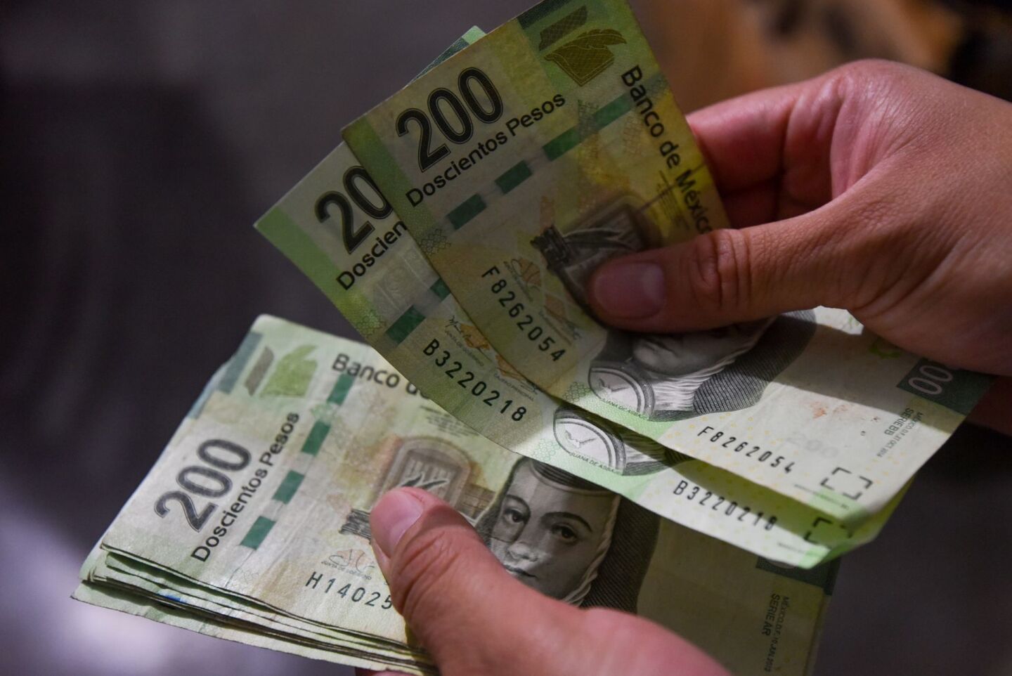 Aspectos de monedas y billetes.