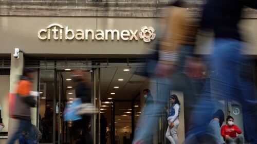 Personas transitan frente a una sucursal de Citibanamex en la zona centro de la capital. El pasado 13 de enero Citigroup anunció la venta de la marca Banamex