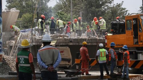 Continúan los trabajos de remoción escombros en la estación Olivos del la línea 12 del Metro.