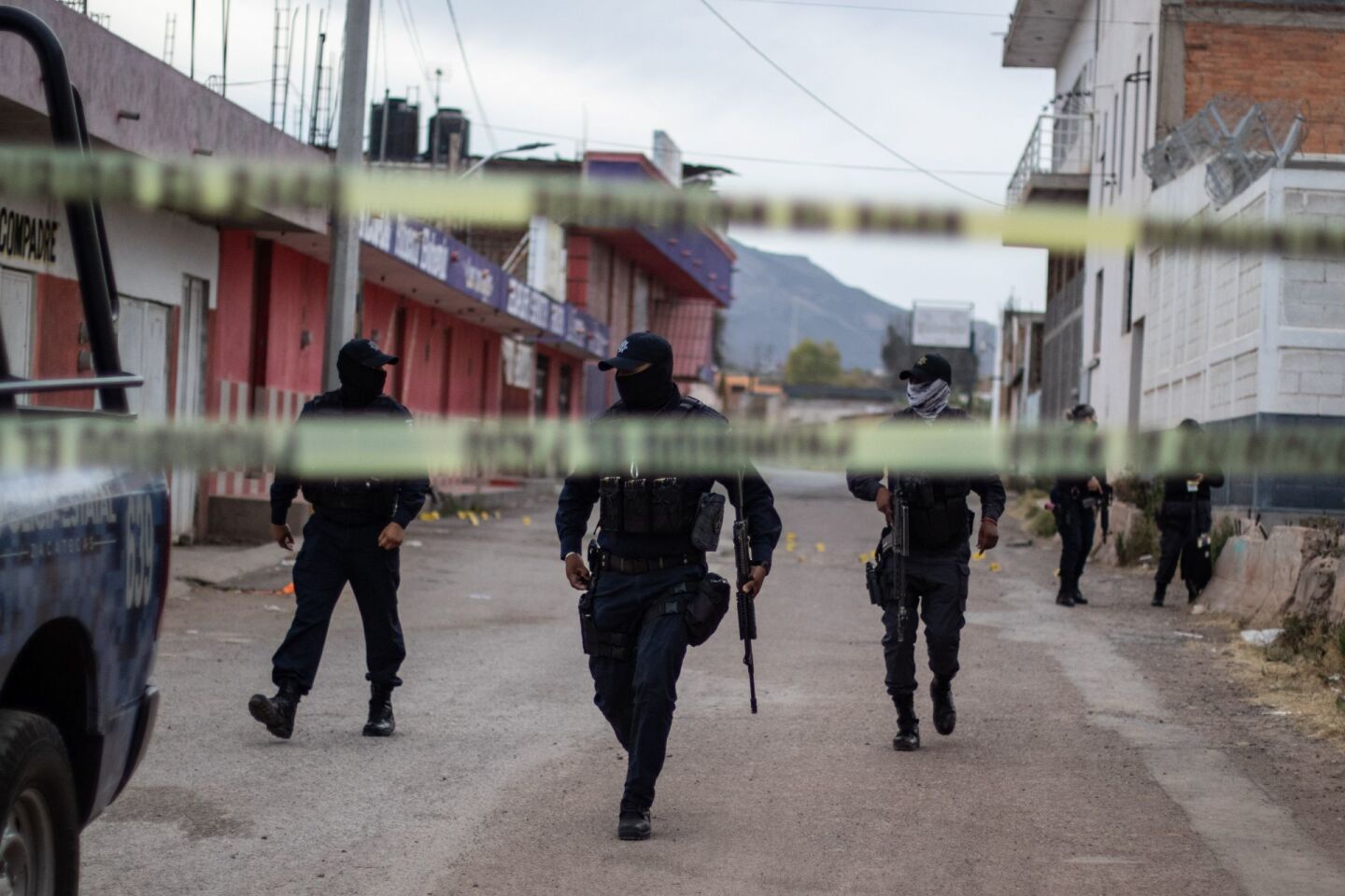 balas-ataque En dos ataques armados casi simultaneamente, fueron asesinados tres personas en el municipio conurbado Guadalupe-Zacatecas. El primero se registro en el bar "Rincón Bohemio" en contra de una mujer de aproximadamente 35 años. La trabajadora del lugar recibió por lo menos 40 disparos de arma de fuego, quedando recostada boca abajo a las puertas del lugar y los casquillos percutidos regados sobre la calle Emiliano Zapata, de la colonia San Isidro. Elementos de la Fiscalía, acordonaron el lugar para realizar las primeras diligencias de ley.