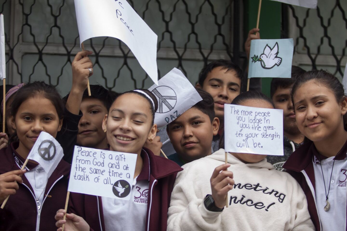 Estudiantes de secundaria realizan actividades fomentando la paz, ante hechos suscitados en un colegio en Torreón, Coahuila, así como en una escuela secundaria de Zuazua, Nuevo León, donde a un alumno le fue encontrada una subametralladora en días pasados. En enero de 2017, un alumno del colegio Americano del Noreste en Monterrey, mató a su maestra con un arma de fuego e hirió de gravedad a varios compañeros para después suicidarse.