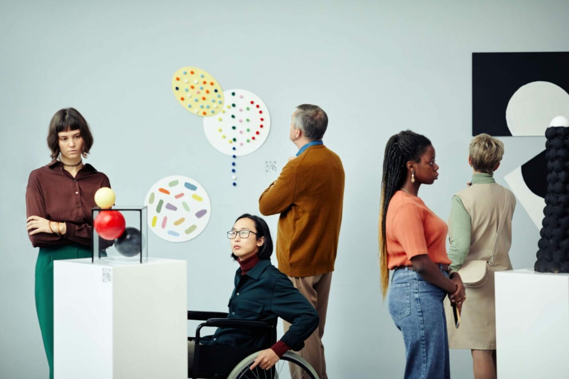 group-of-people-at-exhibition-in-museum-2022-03-31-17-39-27-utc-1280x853