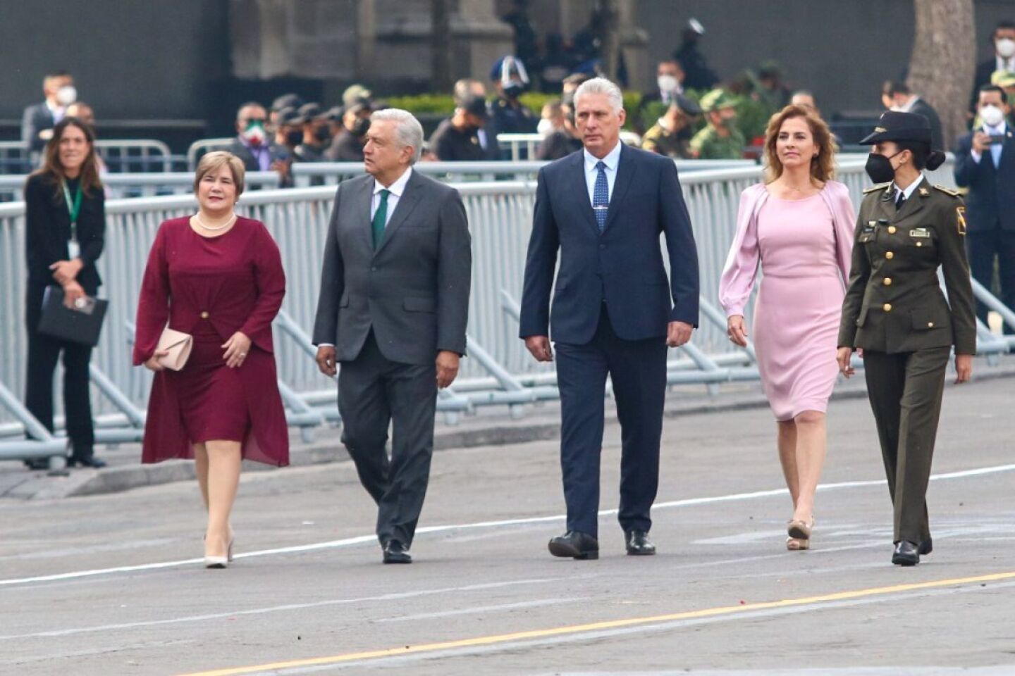 Andrés Manuel López Obrador, Presidente de México, encabezó la parada militar por la conmemoración de los 211 años del Grito de la Independencia, en el Zócalo. Lo acompañaron su esposa Beatriz Gutiérrez Müller, y Miguel Díaz Canel, presidente de Cuba.