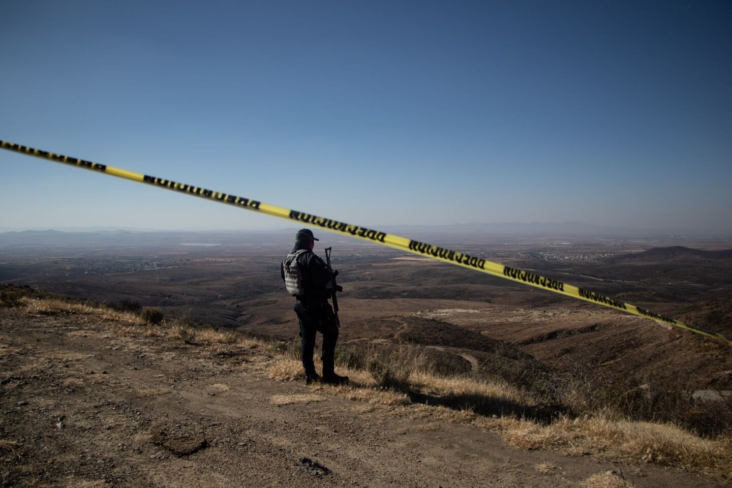 Un hombre fue encontrado sin vida en la cima del cerro de las antenas del municipio vecino de la capital. El hallazgo del cuerpo degollado y con impactos de bala, fue realizado al rededor de la 13 horas, por lo que policías de investigación estatales y elementos de la Fiscalía se trasladaron al lugar para realizar las primeras diligencias. Elementos de Policía Estatal y de Guardia Nacional resguardaron la zona del homicidio.