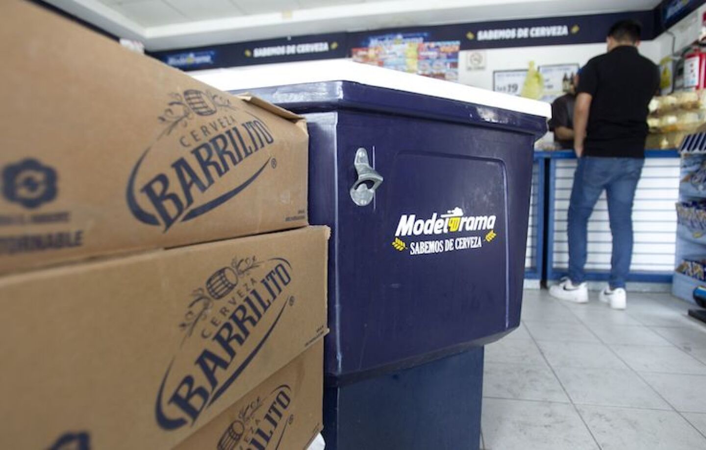 MONTERREY, NUEVO LEÓN, 03ABRIL2020.- Ante los comunicados de Heineken México y Grupo Modelo del paro de fabricación de cerveza al mínimo a partir del día cinco de abril para atender la emergencia sanitaria del Covid-19, ciudadanos de Monterrey agotan el producto en establecimientos de venta de alcohol.FOTO: GABRIELA PÉREZ MONTIEL / CUARTOSCURO.COM