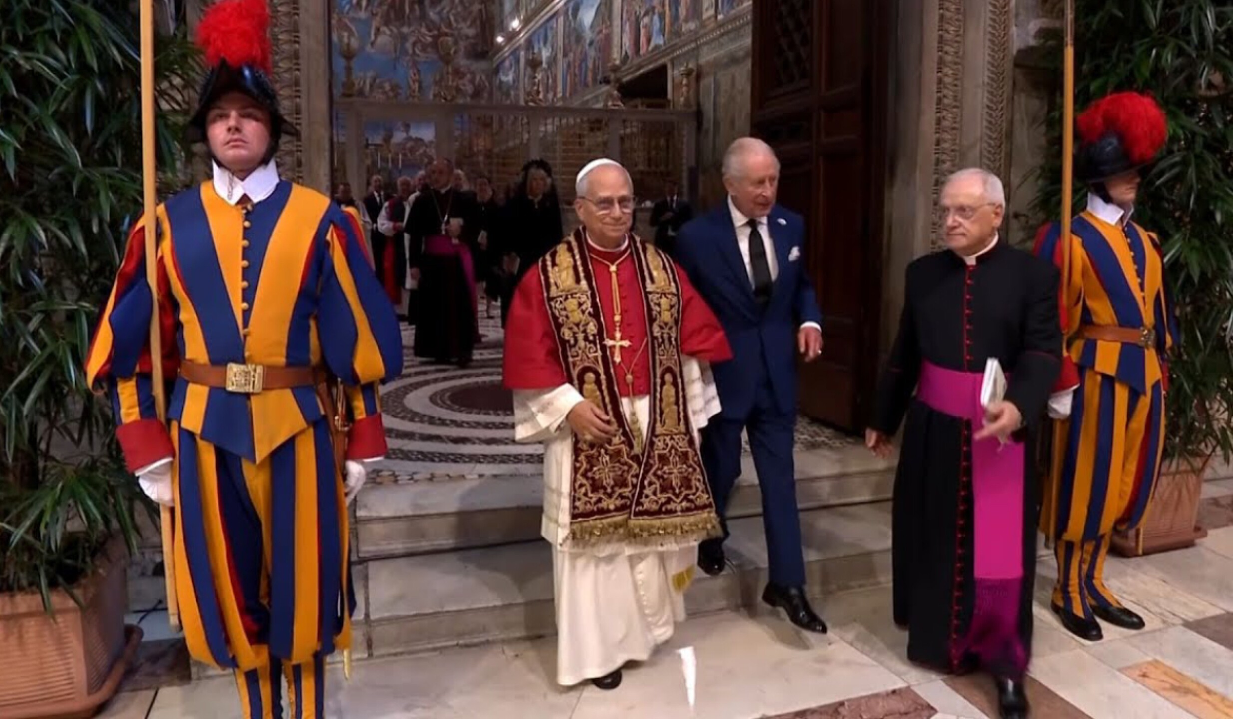 rey carlos iii y papa leon xiv rezando en el vaticano(3).jpg