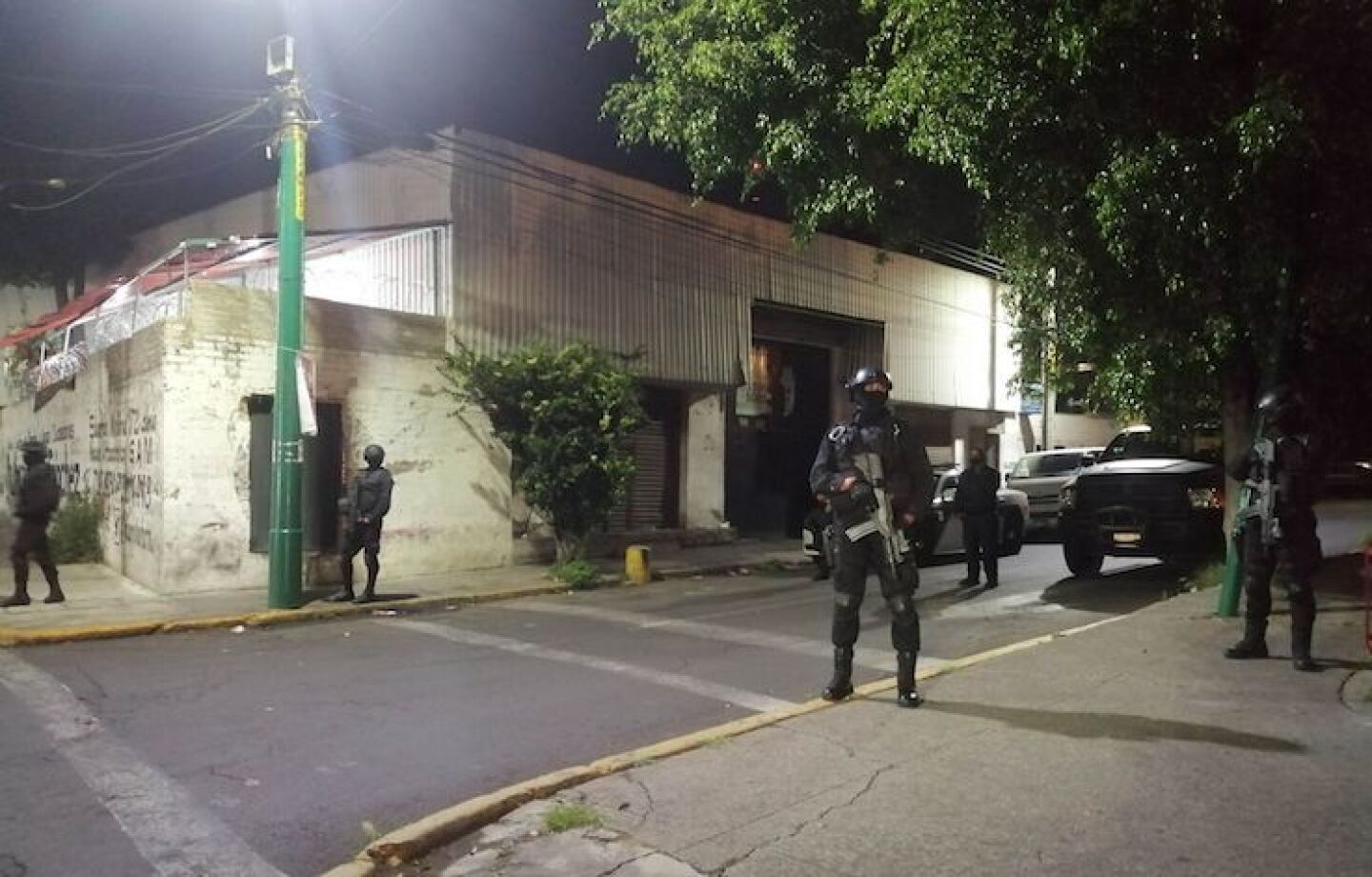 Ubican a través de cámaras del C-5 la bodega en la que fueron resguardados los autos utilizados en el atentado en contra de Omar García Harfuch. Policía de investigación y de la SSC resguardan el lugar.