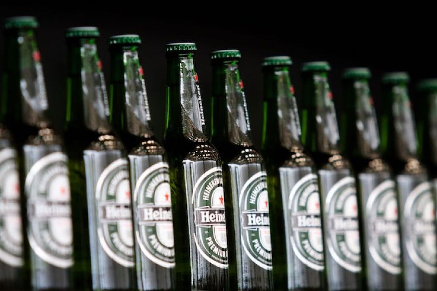 MÉXICO, D.F, 10MARZO2015.- En el salón Manuel Ávila Camacho se instaló un muestrario de los productos de Cervecería Cuauhtémoc Moctezuma Heineken tras el anunció de inversión de esta empresa el cual se estima en 7 mil 350 millones de pesos y con los cuales se construirá una nueva planta cervecera en Meoqui, Chihuahua. FOTO: MOISÉS PABLO /CUARTOSCURO.COM