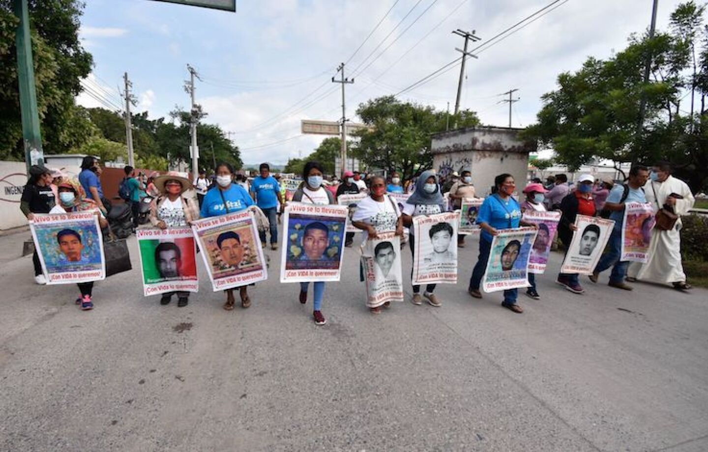 Padres de las 43 normalistas de Ayotzinapa desaparecidos hace 6 años juntos con jóvenes de la Federación de Estudiantes Campesinos Socialistas de México (FECSM) encabezaron una marcha en esta ciudad, en la cual la noche del 26 y madrugada del 27 de septiembre de 2014 fueron secuestrados por grupos criminales con la complicidad de autoridades, para pedir justicia y que aparezcan con vida.
