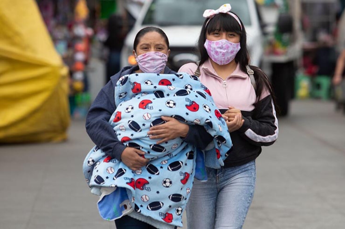 Capitalinos utilizaron ropa de invierno debido a las bajas temperaturas que se registraron durante la mañana de este miércoles