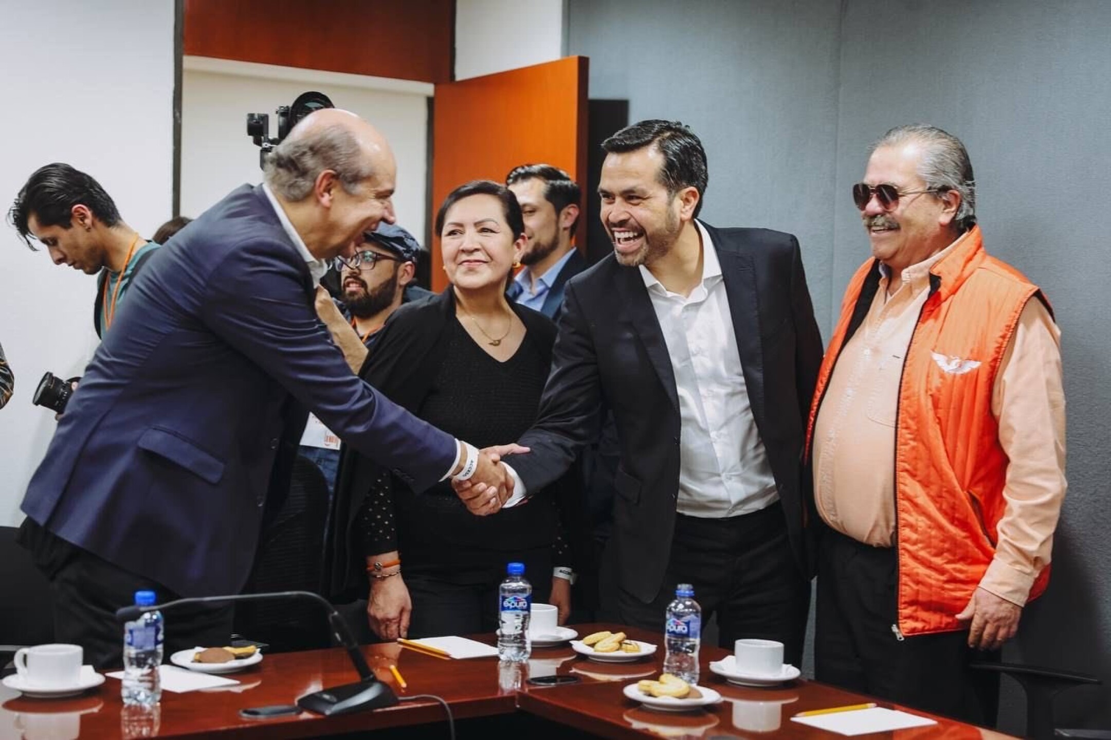 Chanona felicita a Jorge Álvarez Máynez por su registro como candidato de Movimiento Ciudadano ante el INE para las elecciones presidenciales del 2024