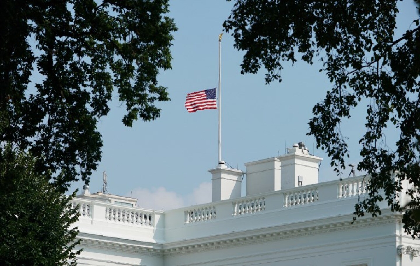 US-POLITICS-FLAG-WHITE-HOUSE
