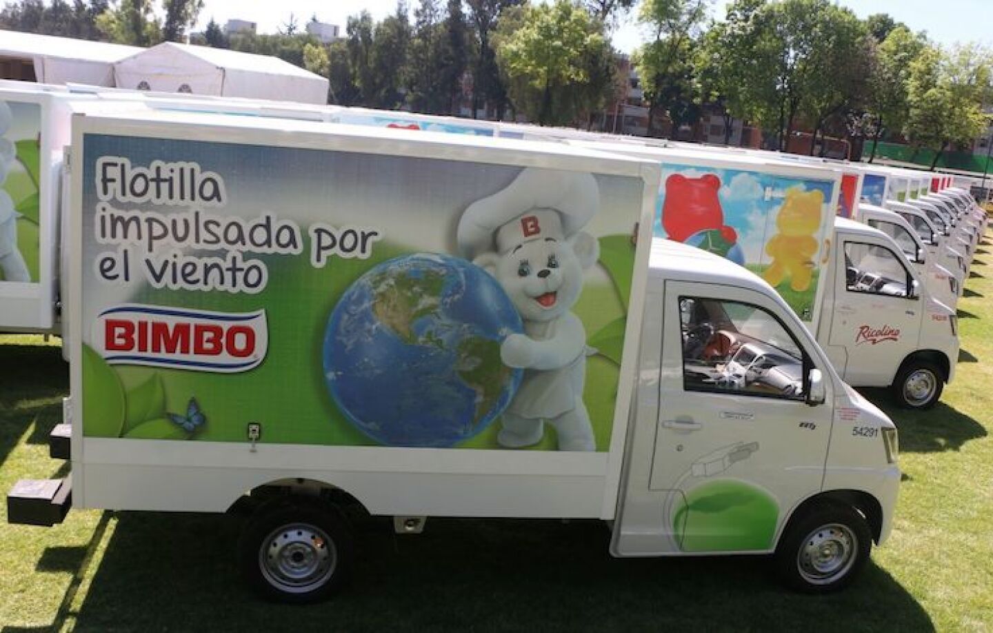 Miguel Ángel Espinoza, Marina Robles y Vidal Llerenas, durante la presentación de la flotilla híbrida y eléctrica de Grupo Bimbo en su planta en Azcapotzalco.