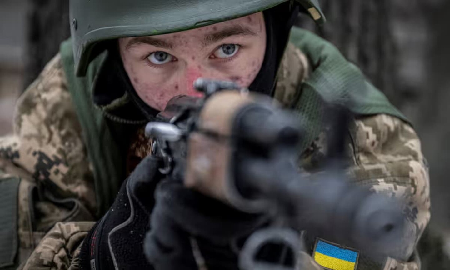Voluntario ucraniano en entrenamiento básico. Las autoridades de Kiev afirman que la escasez de equipo hace imposible la planificación a largo plazo. Foto Viacheslav RatynskyiReuters