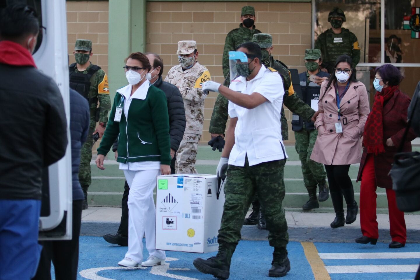 Arribo del primer lote de vacunas contra Covid-19 al 69 Batallón de Infantería en Saltillo, Coahuila.