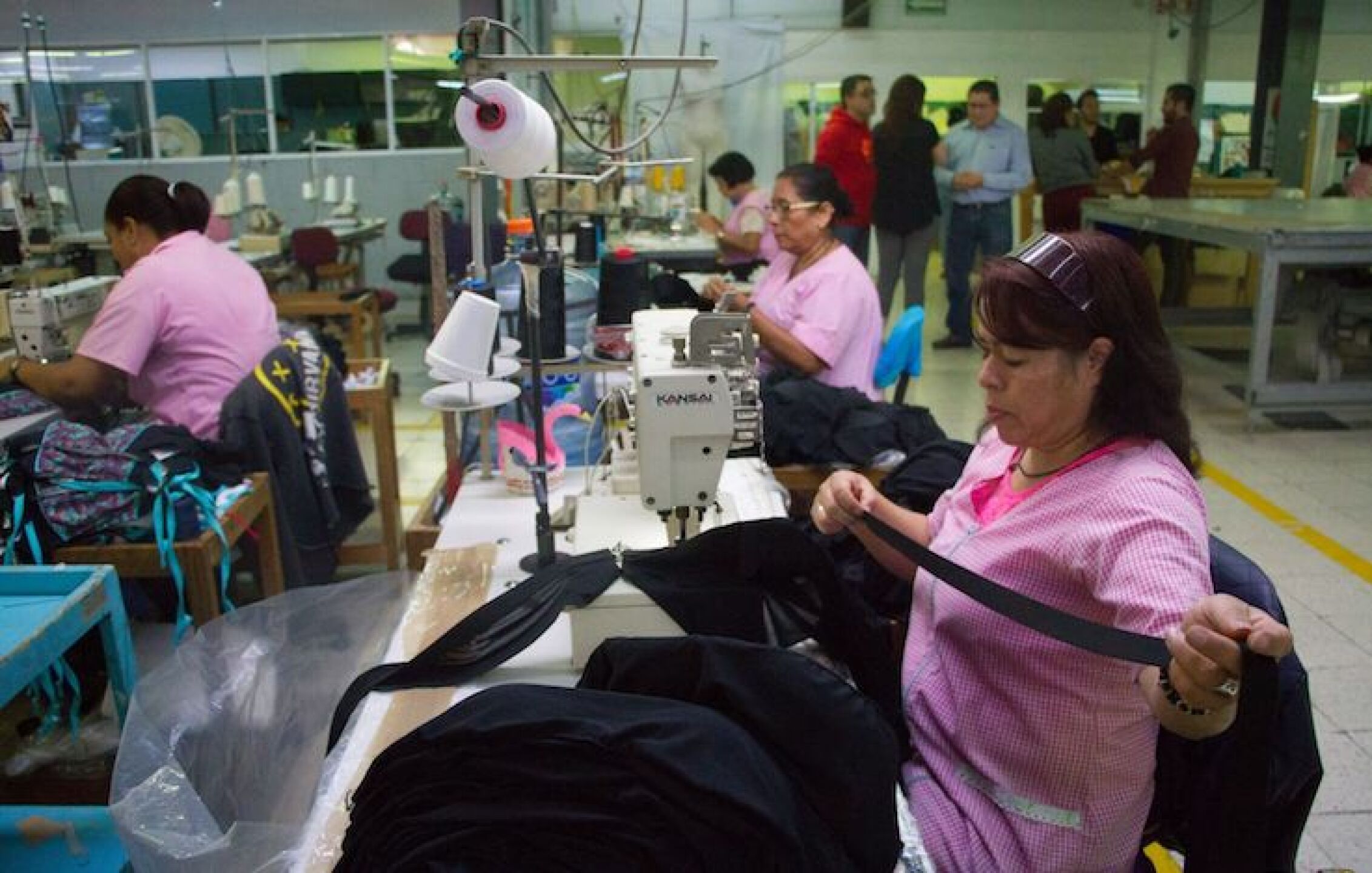 CIUDAD DE MÉXICO, 22JUNIO2018.- Trabajadores de la fábrica de ropa deportiva, en la colonia Pantitlán, delegacion Iztacalco.FOTO: VICTORIA VALTIERRA /CUARTOSCURO.COM