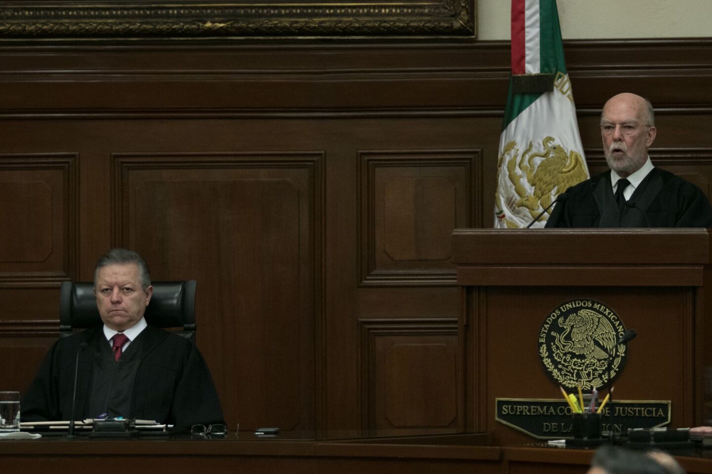 Arturo Saldivar, ministro presidente de la Suprema Corte de Justicia de la Nación, y Juan Luis González Alcántara, ministro de la Suprema Corte.