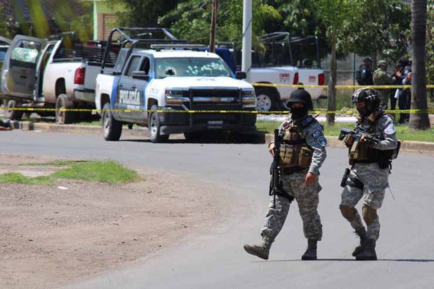 Balacera entre integrantes del crimen organizado y agentes de Seguridad Pública que comenzó en Villagrán y terminó en Juventino Rosas, Guanajuato con un saldo de tres personas muertas y una herida.