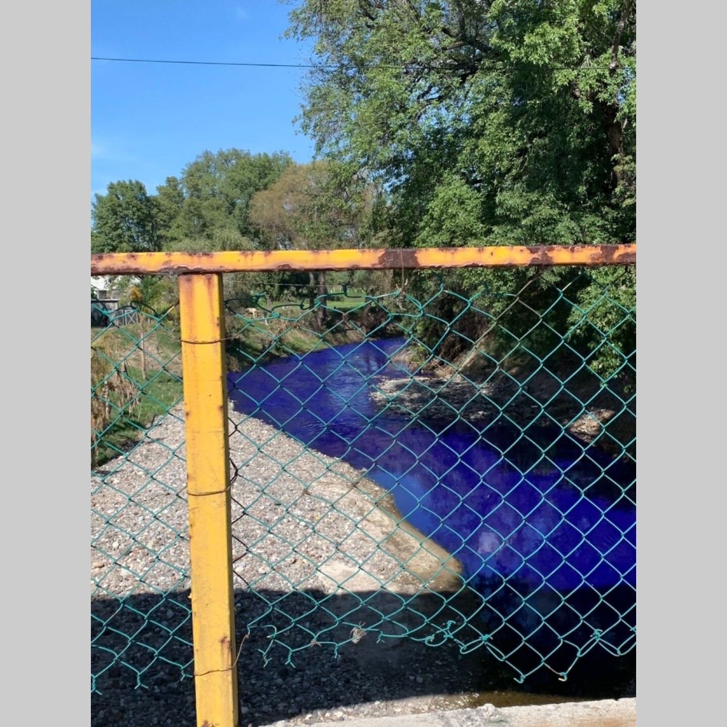 Río Tula se tiñe de azul fuerte; preocupa a pobladores