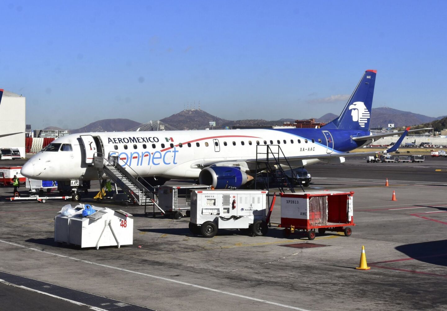 CIUDAD DE MÉXICO, 20FEBRERO2017.- Un avión de la linea Aeromexico que cubria la ruta México-Tijuana y México-Bajío, sufrió un roce con otra aeronave en el aeropuerto internacional de la Ciudad de México.FOTO: ARMANDO MONROY /CUARTOSCURO.COM