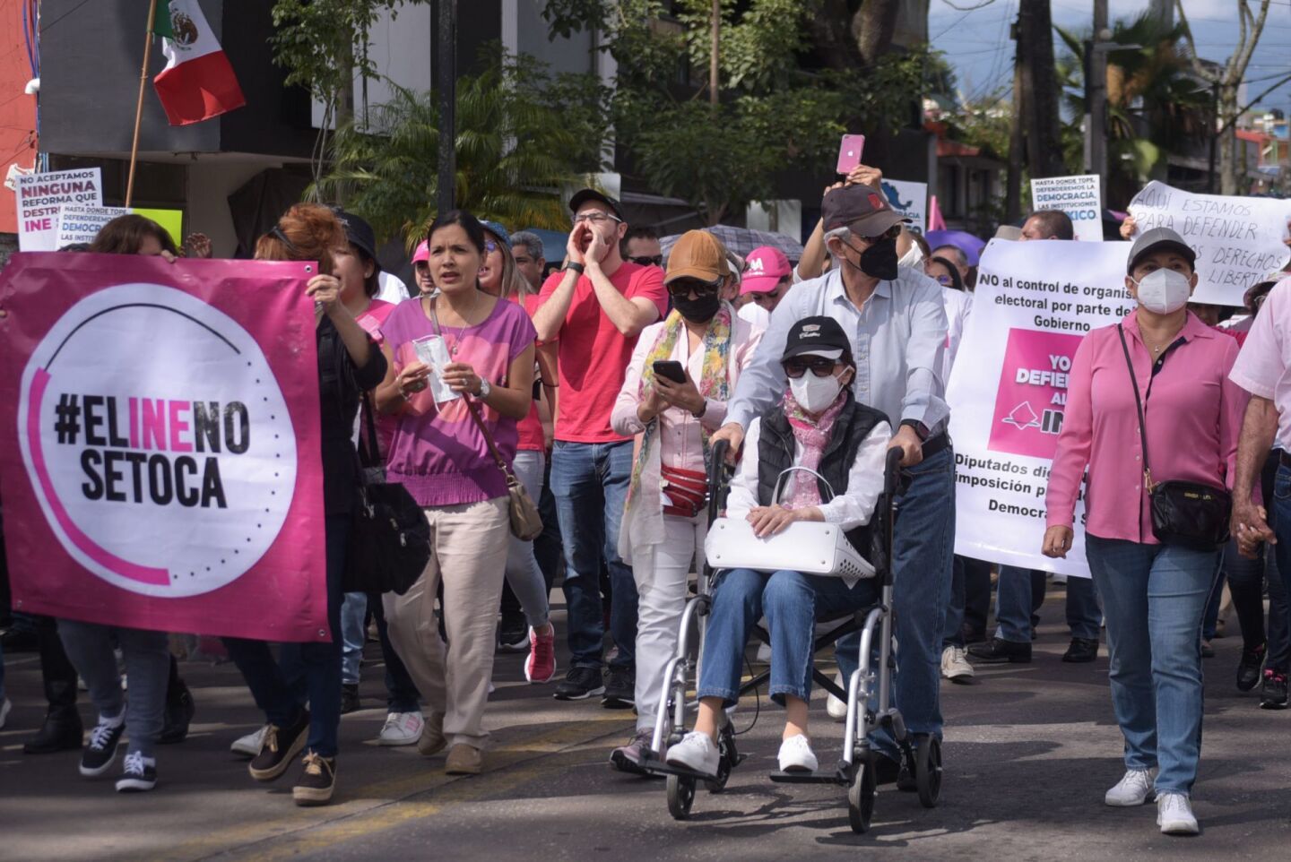 En Xalapa miles de ciudadanos se movilizaron para protestar en contra de la reforma electoral impulsada por el presidente de la República, Andrés Manuel López Obrador.