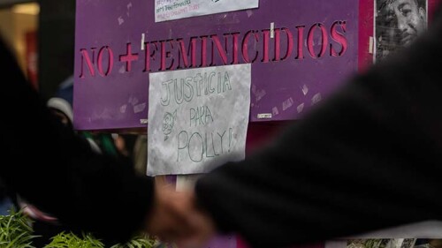Mujeres de colectivas feministas realizaron velada en la Antimonumenta ubicada frente al Palacio de Bellas Artes en memoria de Fernanda Olivares ‘Polly’ atropellada y asesinada por su ex pareja y feminicida.