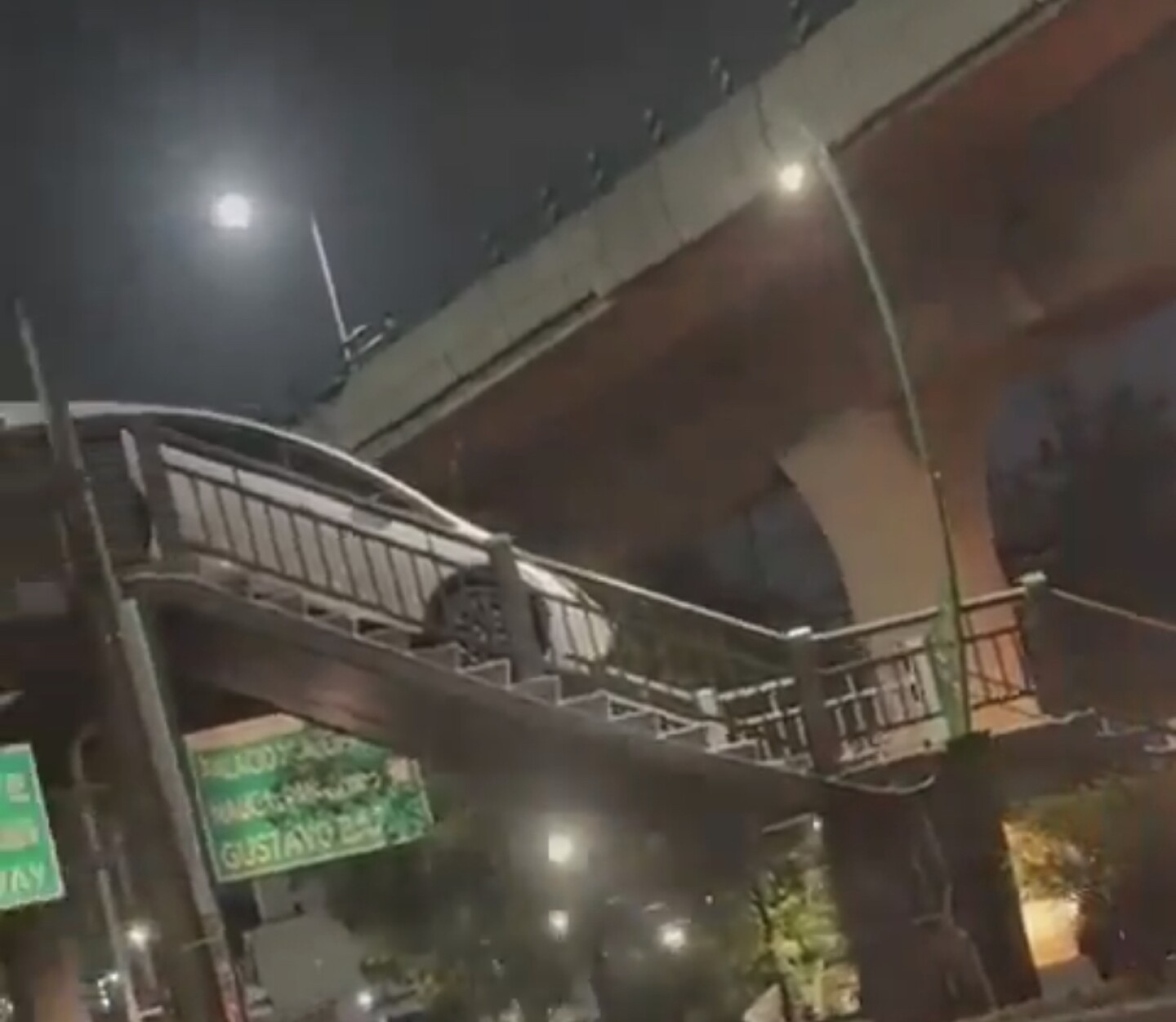 Auto periférico norte puente peatonal