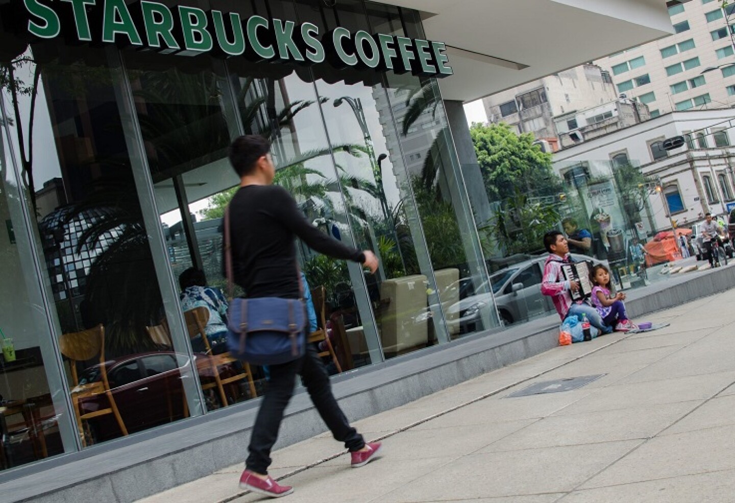 MÉXICO, D.F., 22ABRIL2015.- La empresa norteamericana cafetera "Starbucks" opera en México desde hace 12 años y actualmente cuenta con 440 establecimientos en 52 ciudades de la República Mexicana. A nivel internacional, la cadena de cafeterías tuvo ganancias por más de 983 millones de dólares en el cuarto trimestre de 2014, lo que equivale a 1.30 dólares por acción en las bolsas internacionales. FOTO: MARÍA JOSÉ MARTÍNEZ /CUARTOSCURO.COM