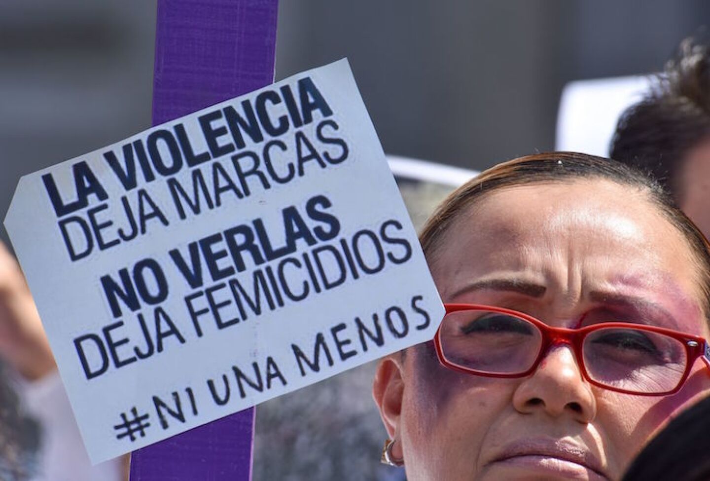 Mujeres realizaron una cadena humana en contra de los feminicidios y la violencia de género frente a la Cámara de Diputados local.