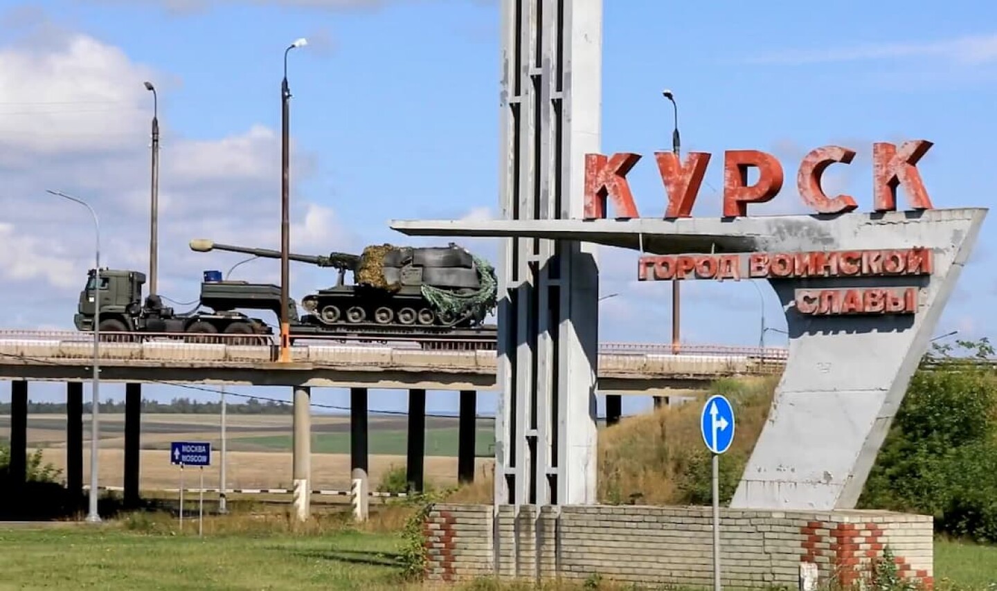 ropas rusas entregando equipo militar a la región de Kursk, Rusia.