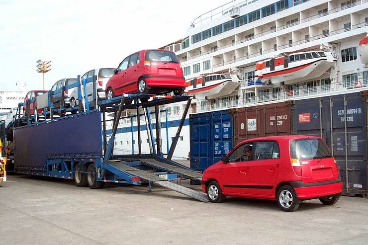 Trabajadores del muelle fiscal aseguran las diversas unidades que seran llevadas a la ciudad de Toluca.  El atos de la empresa Chrysler  es el automovil que se vende a mas bajo precio. Hay mas de 4,000 unidades en espera que sean distribuidas en las principales cuidades del pais. FOTO: Germán Romero/CUARTOSCURO.COM