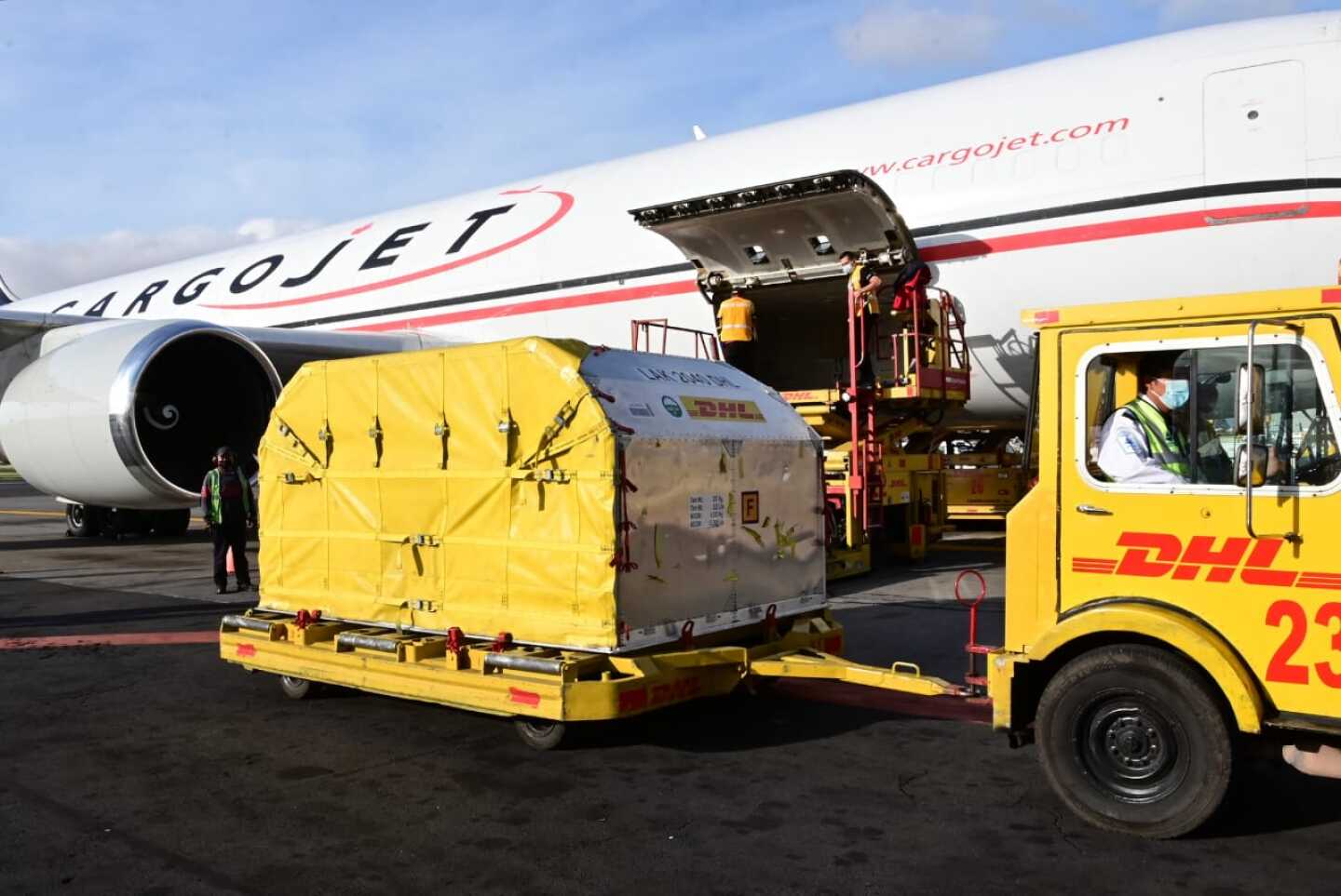 Llegan a México cargamentos de vacunas Moderna y Pfizer