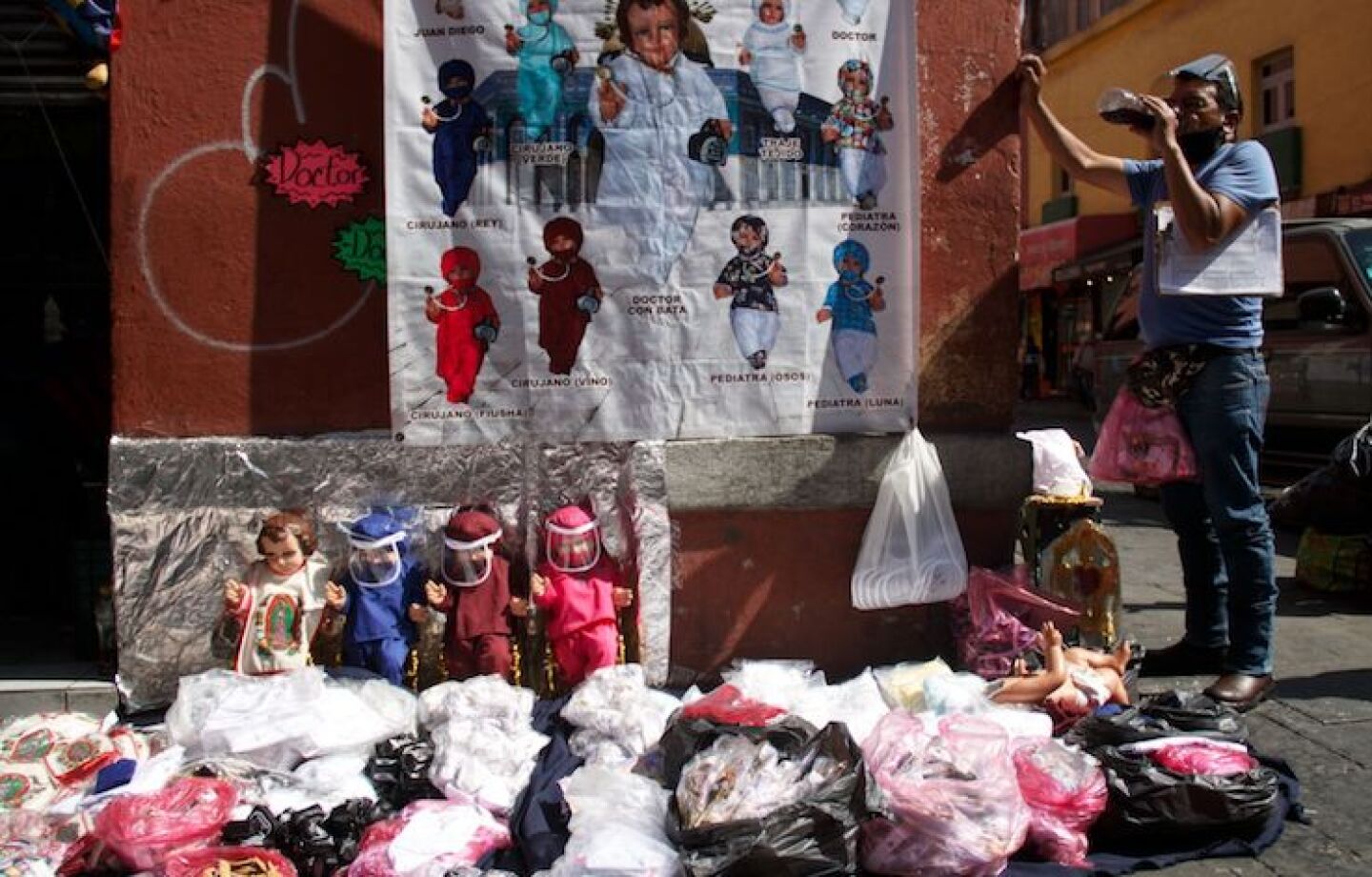 Ante el cierre de negocios no esenciales durante semáforo Rojo, comerciantes de la calle del Niño Dios optaron por trabajar con media cortina para entrega de pedidos y venta como ambulantes en la calle