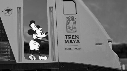 Mickey Mouse Tren Maya