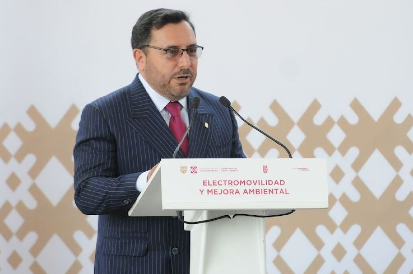 Arturo Reyes Sandoval, rector del Instituto Politécnico Nacional, participa en el evento.