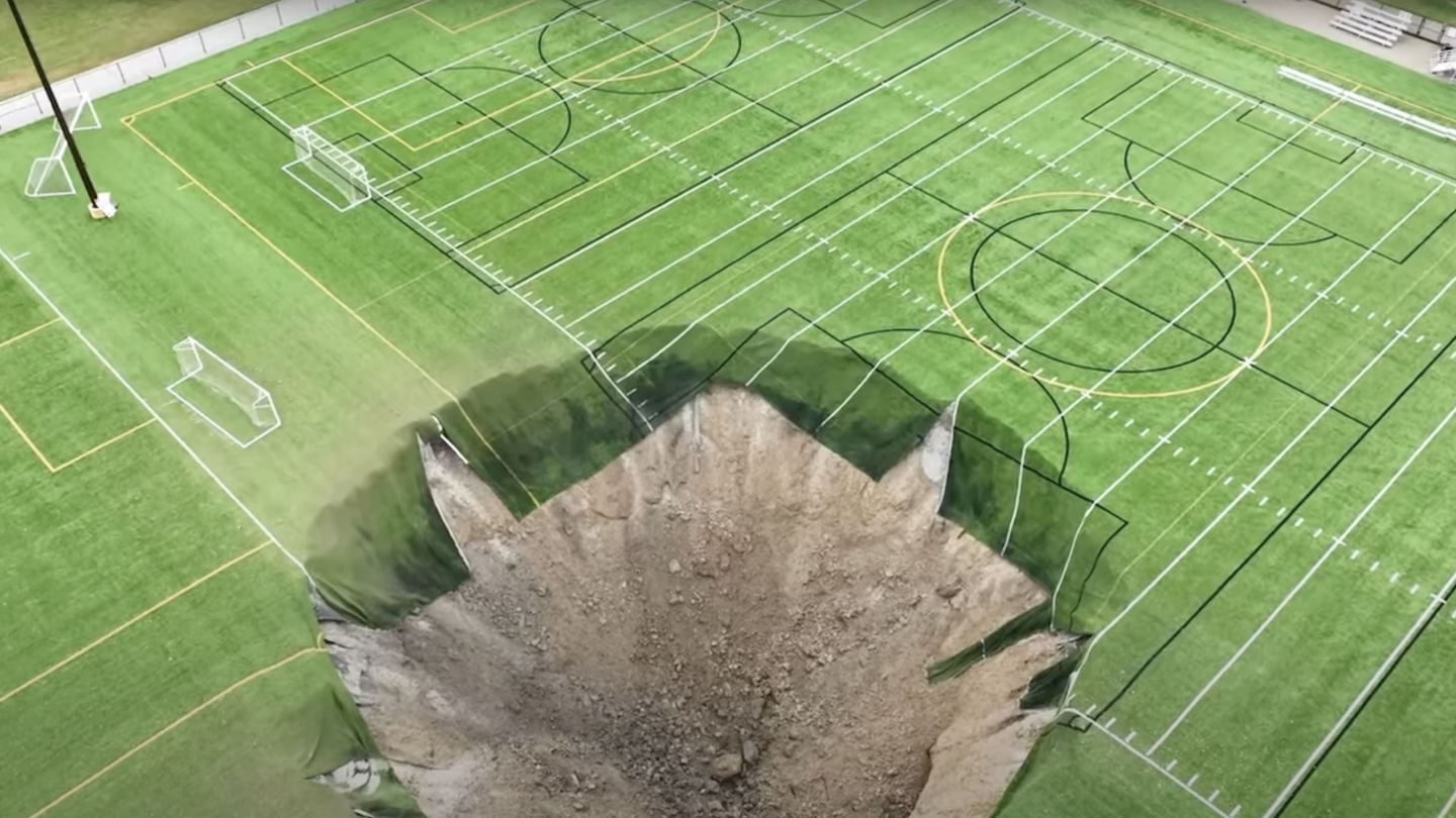 SOCAVÓN EN CANCHA DE FUTBOL.png